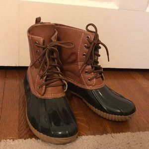 Off-brand duck boots